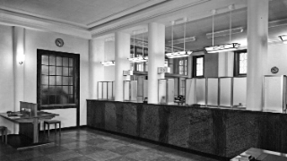 Eine Schalterhalle der Urner Kantonalbank im Jahre 1964.